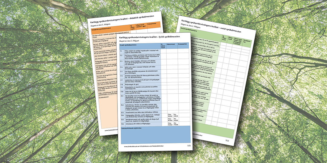 Tre mallar mot bakgrund av ett träds lövverk.