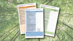 Tre mallar mot bakgrund av ett träds lövverk.